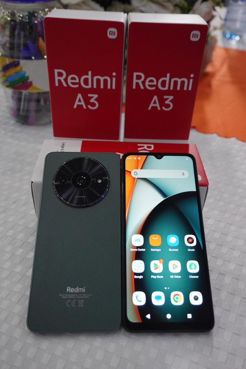 Mubarak_O_O's tweet photo. The new Redmi A3 is released to redefine affordable luxury, experience flagship-level design with it's centered large circle camera deco and sophisticated glass + leather-textured back. #RedmiA3Launch https://t.co/polBA88mg8