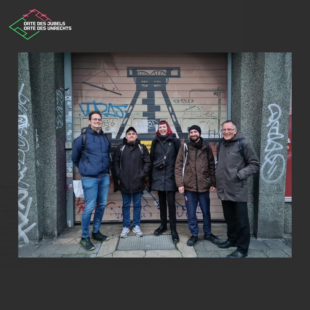 Diese Woche waren wir für unser monatliches Teamtreffen in #Bochum zu Gast bei <a href="/fanprojekteNRW/">LAG Fanprojekte NRW</a> und <a href="/medif_nrw/">MeDiF-NRW</a> - vielen Dank dafür! Abschließend gab es ein Bild mit Industrieromantik.

📸: Anna Louisa Asbrock

#EVZgefoerdert #Sportplatz #Fussball