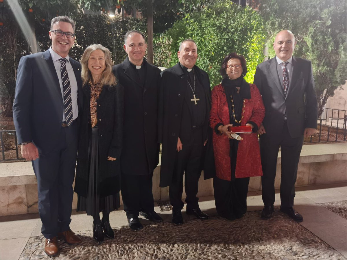 Carmen__Ferrer's tweet photo. Entrañable noche de los #PremisRamonLlull y la medalla de oro de Balears, que se entregó a la reina emérita Sofía. Somos una tierra con gente comprometida con sus costumbres y hospitalaria que hace que todos nos sintamos como en casa. https://t.co/yG8TGn2VxR