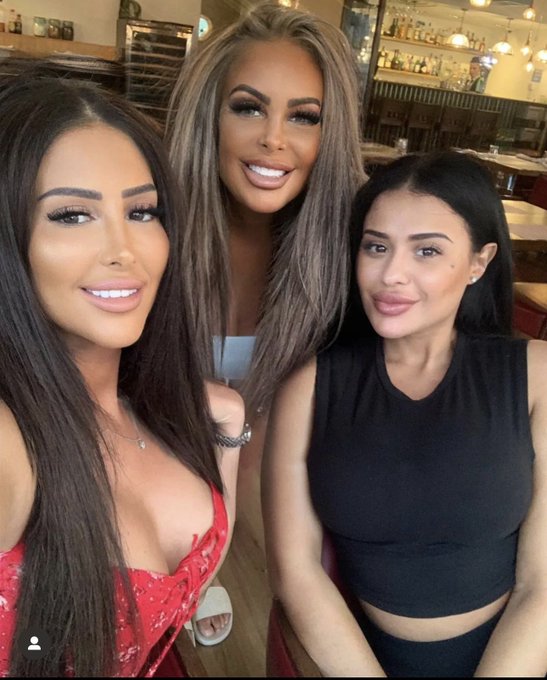 The triple threat are back!!   Who&rsquo;s joining me, @Miss_TaraTTT &amp; @ValentinaMami18 tonight on @BabestationCams