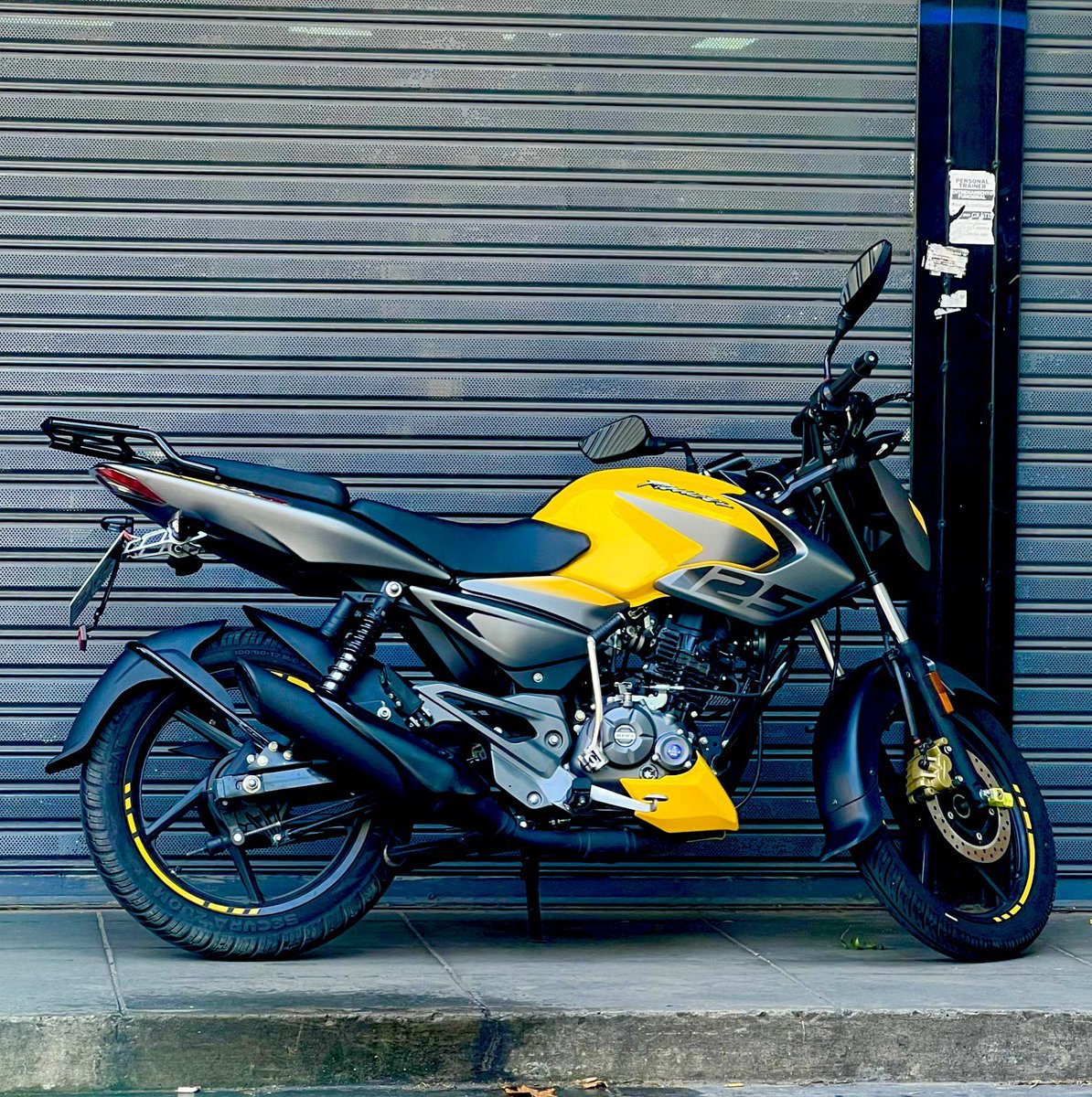 SANTIAGODELMORO's tweet photo. VIERNES, arrancamos nuevo mes en #ElClubDelMoro 🍀🍀🍀🍀🍀 Con TICKETS para LOLAPALOOZA 2024 🎟️. Además MOTOS Bajaj🏍️ y VIAJES a Colonia 🇺🇾. #ElClubDelMoro de 5 a 10 en FM99.9 @la100fm 📻 https://t.co/G0CWNiTm33