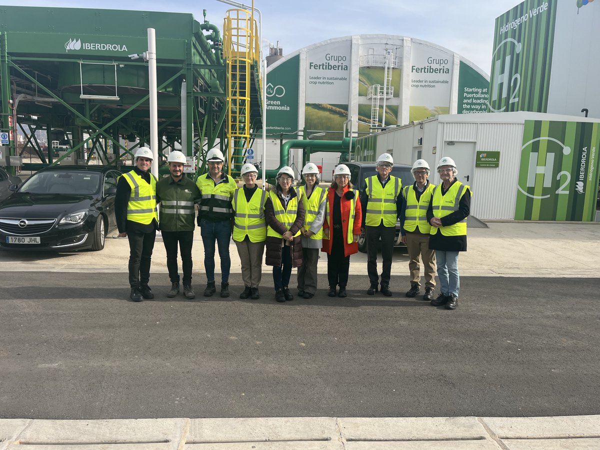 Recibimos en nuestra planta de #Puertollano a una delegación de la Subdirección General de Medios de Producción Agrarios del @mapagob. Allí han podido conocer de primera mano cómo estamos revolucionando la agricultura gracias al uso del #hidrógenoverde. ¡Gracias por la visita!