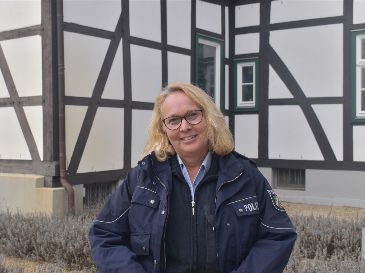 polizei_nrw_pb's tweet photo. Polizeihauptkommissarin Ellen Redecker ist seit 01.02. im Dienst als Bezirksdienstbeamtin in Hövelhof. Mehr:
https://t.co/UPvbKrKJWs
#polizeipaderborn #polizeipb #polizeiimkreispb #bezirksdienst #polizeiimkreispaderborn https://t.co/GAhG2ZcPtl