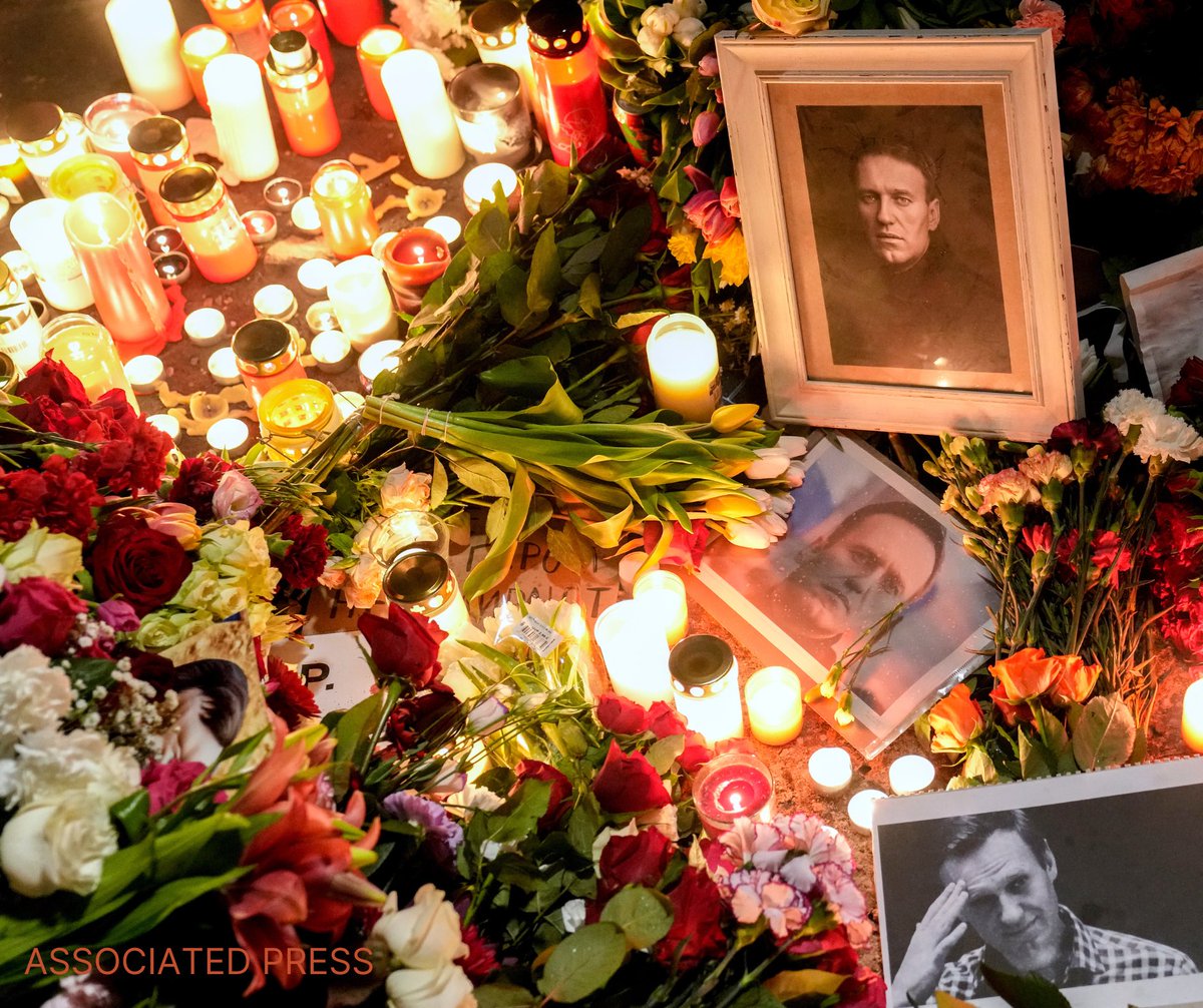 Реквием

Нет, и не под чуждым небосводом,
И не под защитой чуждых крыл, —
Я была тогда с моим народом,
Там, где мой народ, к несчастью, был.

-Анна Ахматова
1961