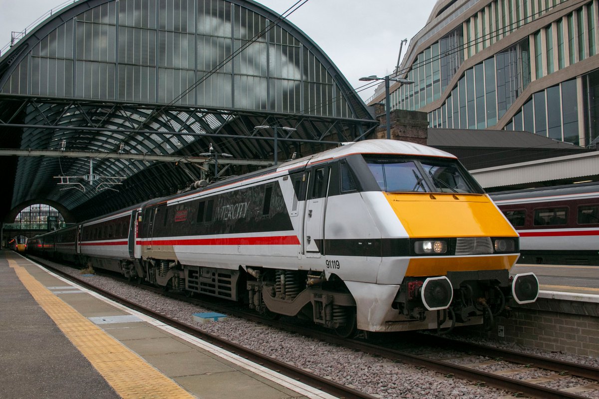 Intercity liveried Class 91 91119 'Bounds Green' at London Kings Cross on 28/02/2024 with the 1D19 1503 London Kings Cross to Leeds. #Class91 #Intercity #KingsCross