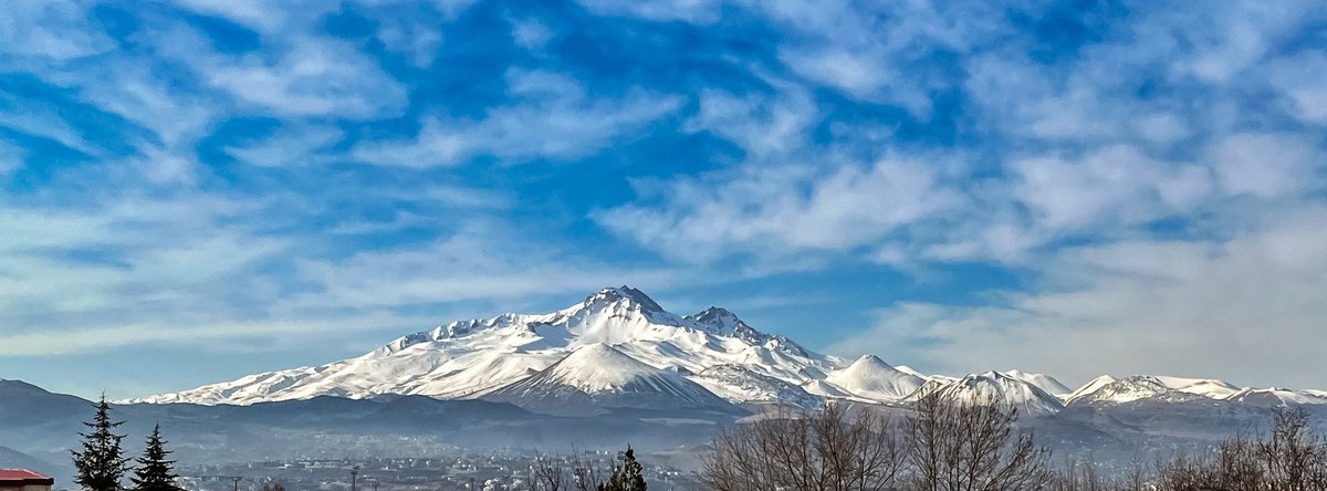 Beyaz elbisesinin eteğini iyice yayıp öyle oturmuş bugün...

#erciyesdağı #erciyesmountain