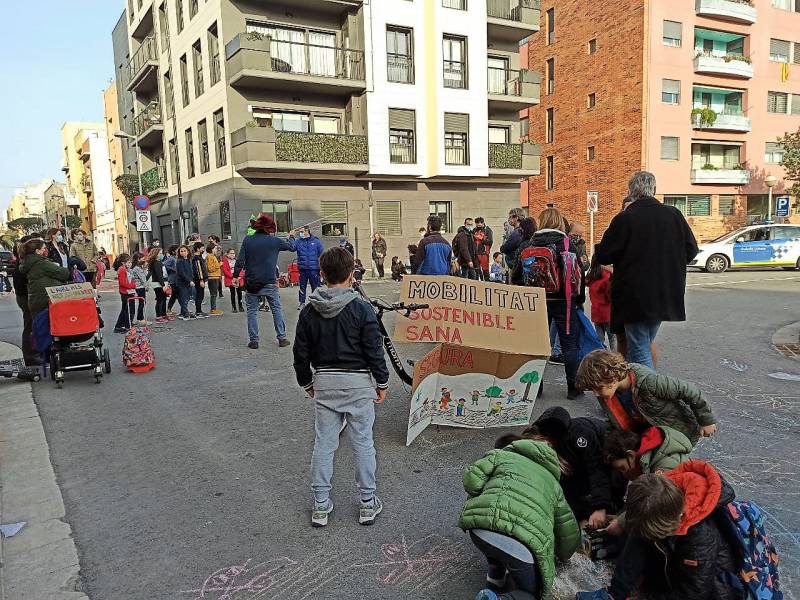 Bon dia: Cinc escoles públiques de la zona 4 de #Badalona es mobilitzen contra la inseguretat viària, la contaminació i el soroll del trànsit a prop dels seus centres  t.ly/93YSI