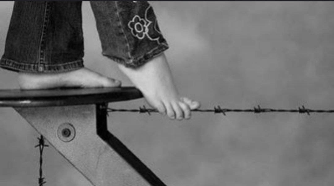 " Todo lo que hagas a los demás, te volverá multiplicado . De ti depende que tu camino esté adornado de flores ....o de espinas ". 💋