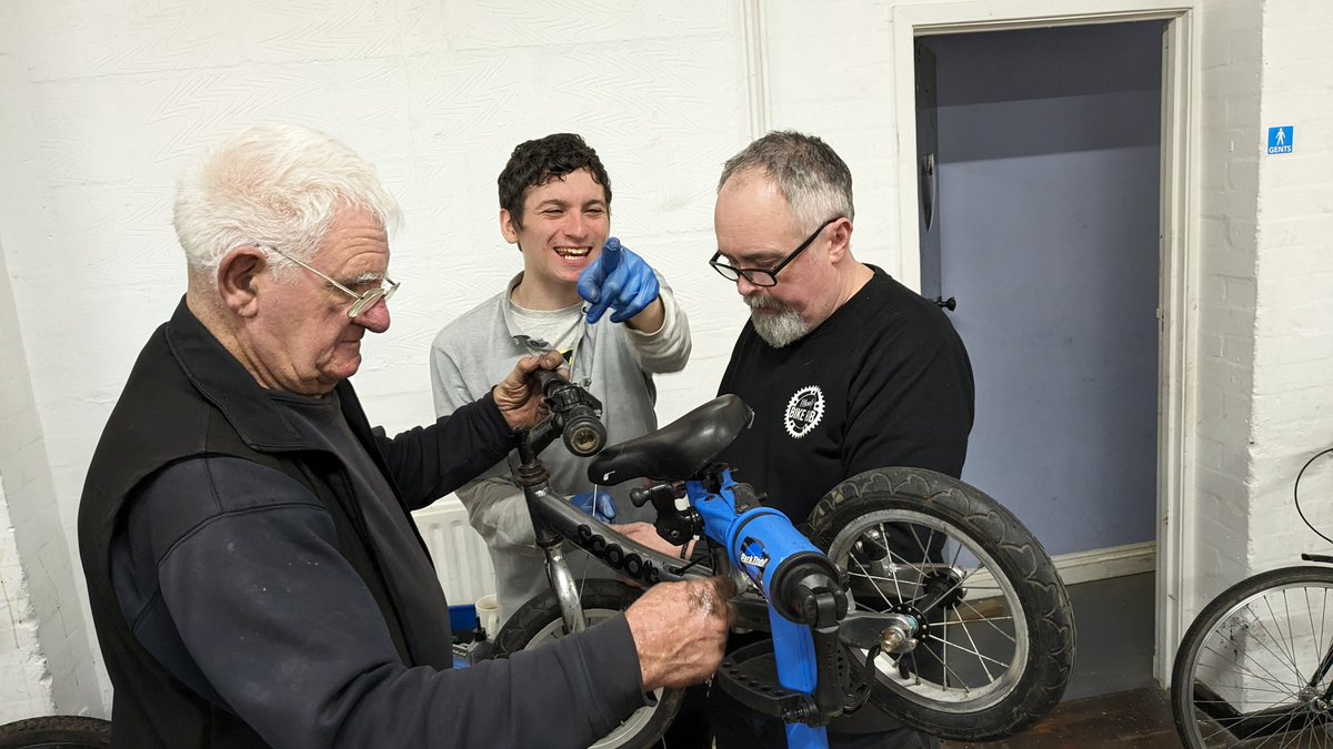 How many people does it take to fix a #balancebike 😬🤣 They got there in the end! Internally routed cables are a pain & we always do love a bit of team work! We love sharing knowledge & learning from each and always looking for new people to #getinvolved in #volunteering!