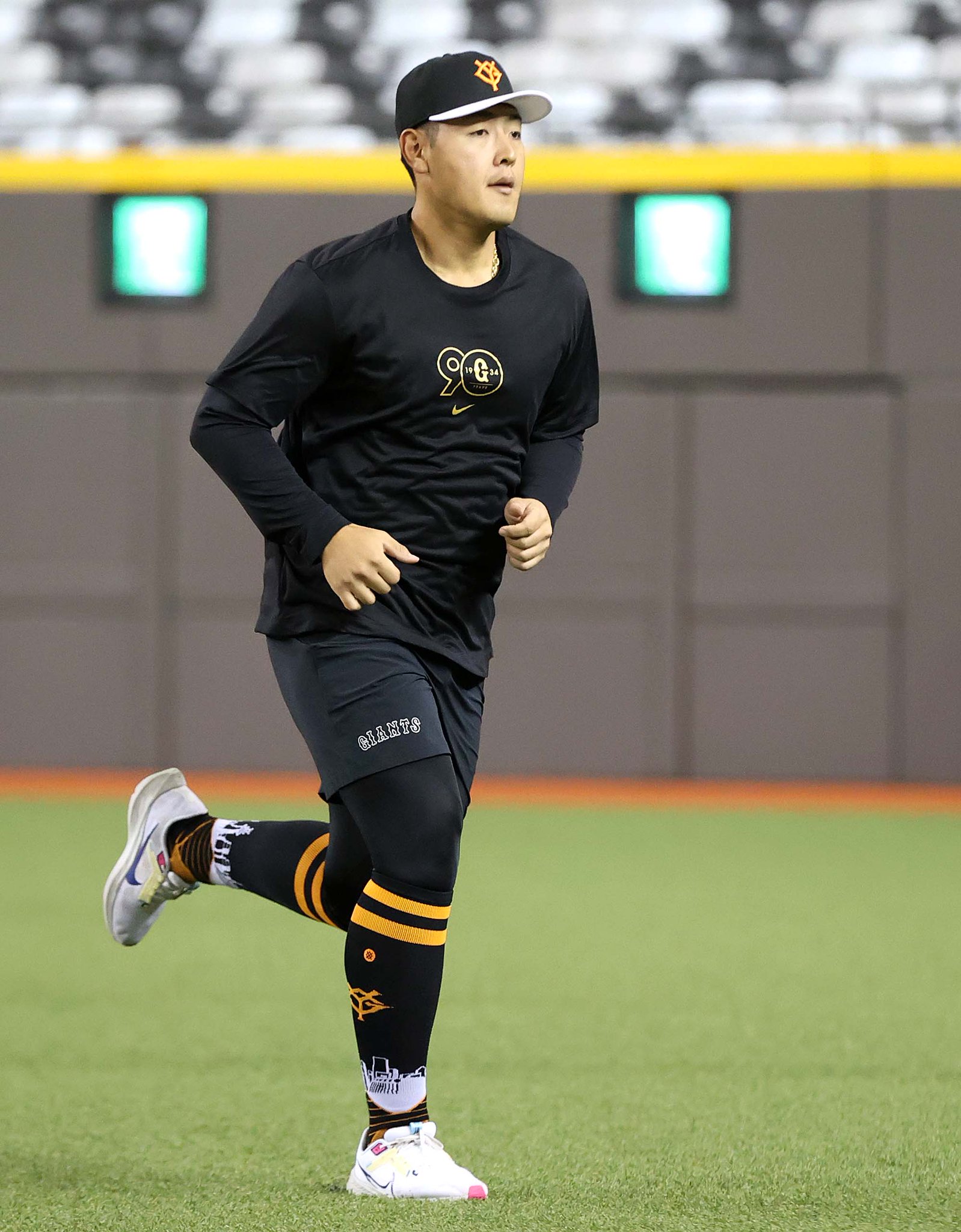【即購入可能】坂本勇人　大勢　戸郷翔征　岡本和真　 Tシャツ　巨人　ジャイアンツ Amazon.co.jp: [EESDCOS] ジャイアンツ 吉川尚輝 岡本和真 阿部