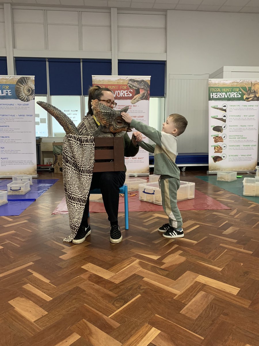 DeltaWillowsAc's tweet image. Nursery and Reception enjoyed meeting a baby triceratops this morning! #dinosaurs #workshop #preteaching #history