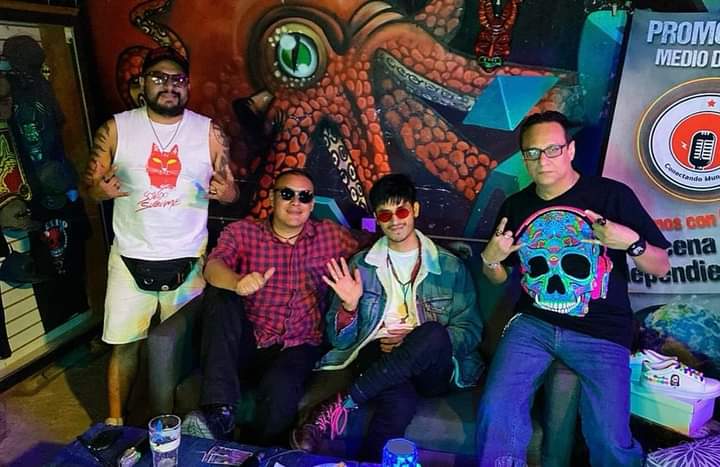 Muchas gracias a <a href="/LoanarkOficial/">LoanarkOficial</a> que nos acompañaron ayer jueves en <a href="/QueCarton/">LO QUE DURE EL CARTÓN</a> desde la Terraza EMERGENTE del Foro Cultural MERY JANE. 

Pueden ver la entrevista completa por FACEBOOK en los perfiles de LO QUE DURE EL CARTÓN y CONECTANDO MUNDOS-EMERGENTE.

#cerveza #beer #rock 🍻