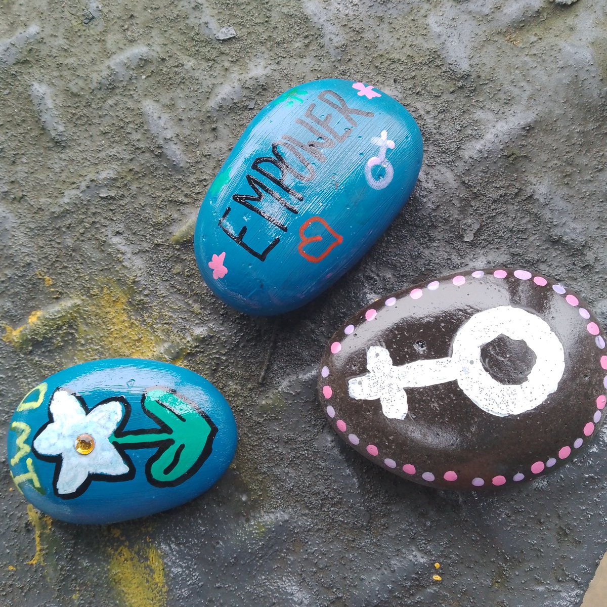 SalfordFDN's tweet image. In this week's #PositivePathways group, our clients enjoyed designing International Women's Day themed pebble art to decorate the centre with for our open day, as well as pebbles to take away and decorate their homes with 💚 A brilliant way to celebrate the women in our lives 🙌
