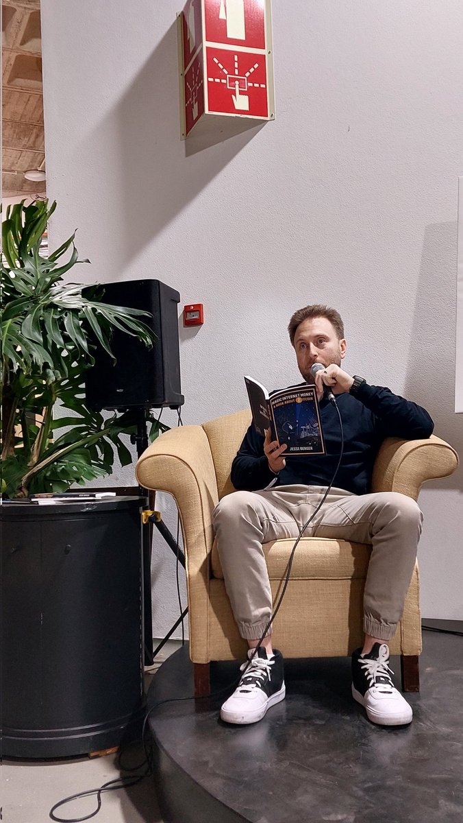 _TBitcoinGirl_'s tweet photo. The Book Corner is on fire today 🔥📚
 @BitcoinAtlantis https://t.co/OqKNwsAo54