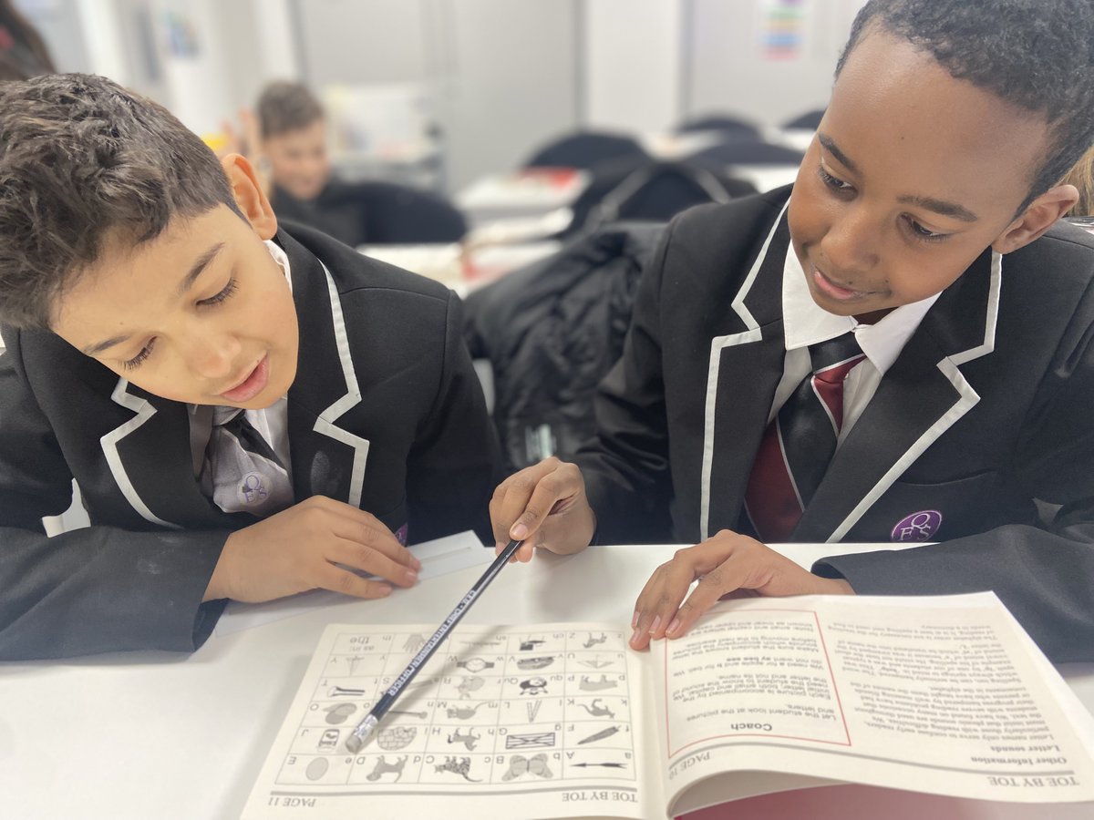 Year 10’s continue to support Year 7’s taking part in the @toebytoe Reading Buddies Phonics Programme this week and they are all making excellent progress!

 #TBTchangeslives  #thebenefitsflowbothways #QESLife