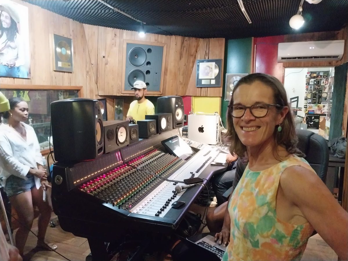Joined talented singer-songwriters from around Caribbean & 🇬🇧 taking part in UK Trade Partnership-sponsored songwriting camp at iconic @TuffGongINTL studios - creative juices were really flowing and great collaboration with a view to increasing Caribbean musical exports!