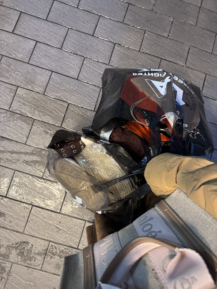 拿了快15公斤的衣服
逛街好幸福
希望下次有女生可以陪我瘋狂逛街 https://t.co/DJkGq4NgPK