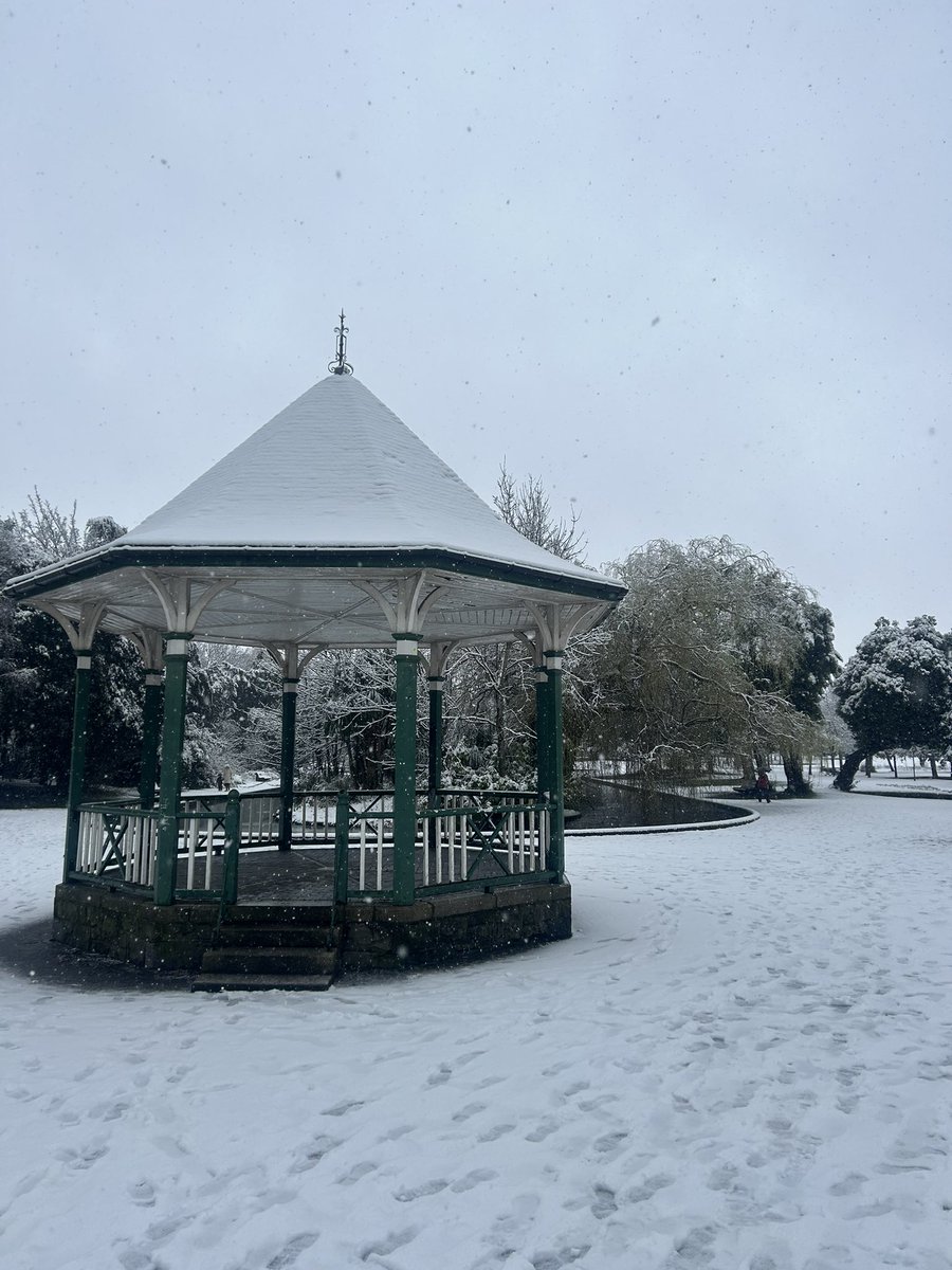 christinef10's tweet photo. Some lovely spring snow in Ballsbridge/ Donnybrook today ❄️☃️❄️ https://t.co/2MpuNMcqVz