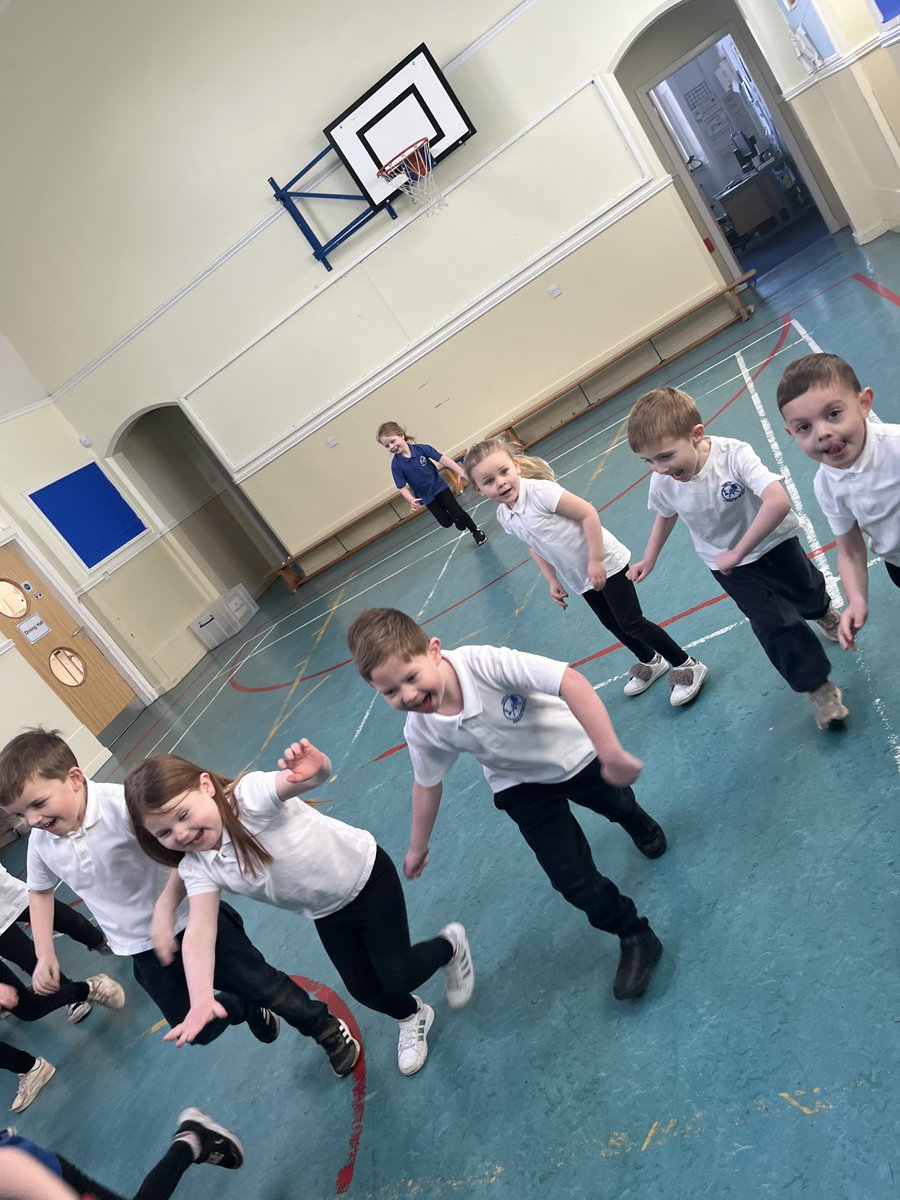 MissRBrooksAPS's tweet photo. Our learning this week has included telling o’clock and half past times, sequences our ideas through colourful semantics, What’s the Time Mr Wolf in P.E and discussing ways we can look after our body ⭐️ Thank  you  for  a  super  week !  @airthprimary https://t.co/u4tIuIEdEN