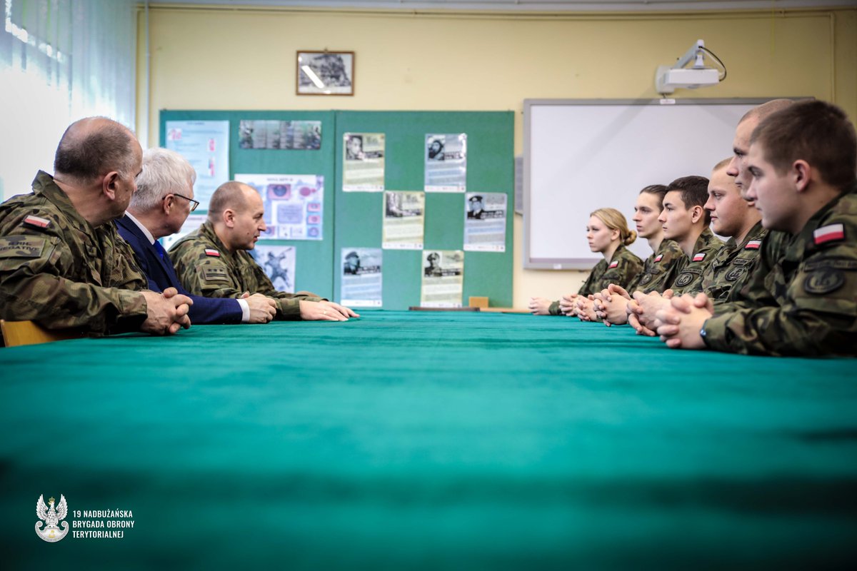 Tradycje zobowiązują 🤝29 lutego 2024 r. Dowódca #19NBOT im. gen. bryg. Wilhelma Orlik-Rückemanna w Chełmie oraz Dyrektor Liceum Ogólnokształcącego im. 27 WDAK w Dubience podpisali porozumienie o objęciu patronatem Oddziałów Przygotowania Wojskowego szkoły w ramach programu MON.