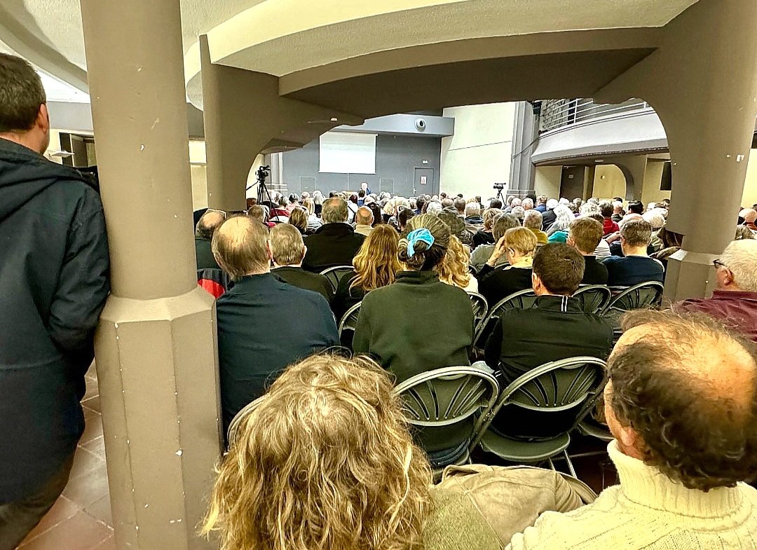 f_asselineau's tweet image. ✅️ MA RÉUNION PUBLIQUE
FAIT ENCORE SALLE COMBLE !
🍊 THÉÂTRE MUNICIPAL D'ORANGE
HIER SOIR 29 FÉVRIER
-Plus de 250 personnes sont venues écouter ma réunion intitulée "NON à la Guerre".
-L'assistance a été extrêmement attentive tout au long de mon discours de 1h45 et des…