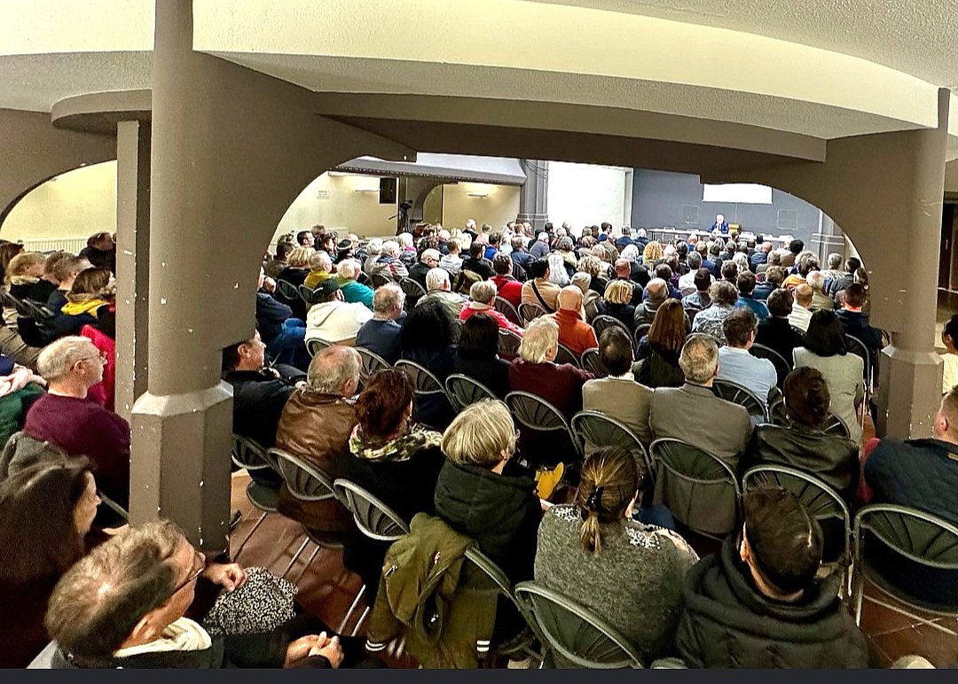 f_asselineau's tweet image. ✅️ MA RÉUNION PUBLIQUE
FAIT ENCORE SALLE COMBLE !
🍊 THÉÂTRE MUNICIPAL D'ORANGE
HIER SOIR 29 FÉVRIER
-Plus de 250 personnes sont venues écouter ma réunion intitulée "NON à la Guerre".
-L'assistance a été extrêmement attentive tout au long de mon discours de 1h45 et des…