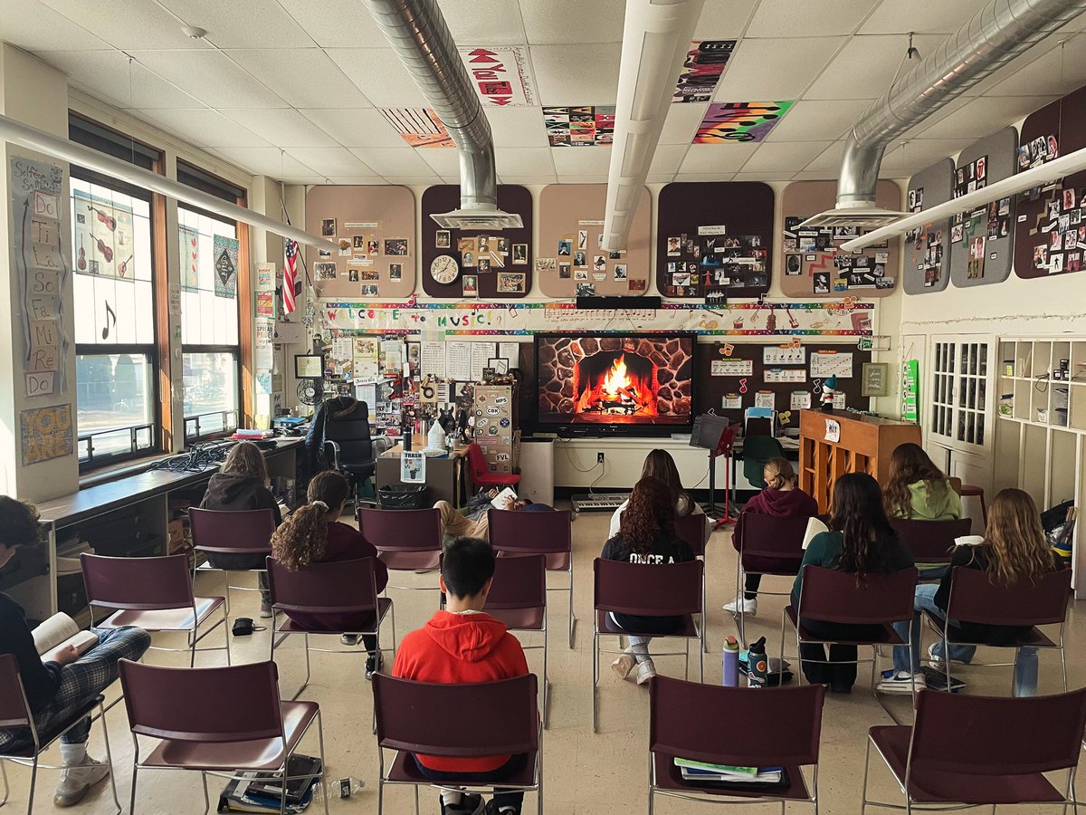 Today’s Advisory Session celebrated Read Across America with some D.E.A.R. time. What a relaxing way to start the day! 📖 📕 📚 
.
.
.
#MPSDK8 #dropeverythingandread #readacrossamerica #middleschool #relaxingwaytostarttheday