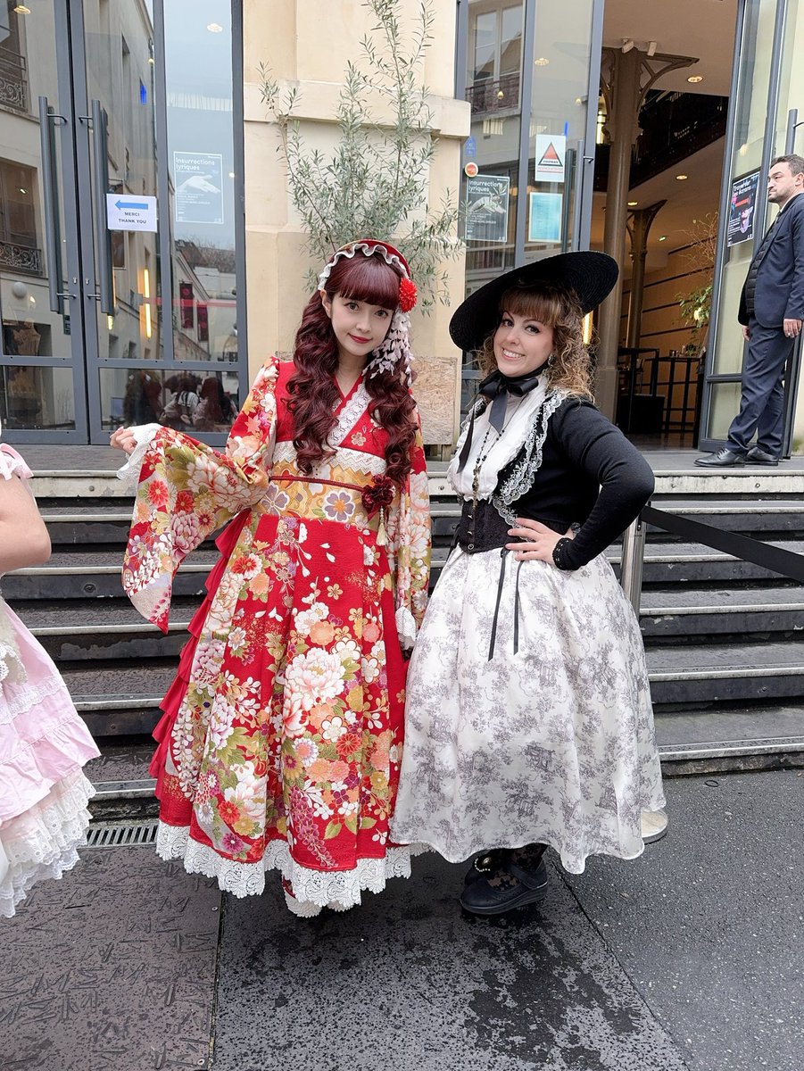 aokimisako's tweet image. パリコレ会場にいたロリータちゃんたちと♡何年かぶりの再会もあったり♡
しまむらさんコラボのトワルドジュイを着てくれてるパリロリータちゃんがいたり、
ニナスコラボもカワイイと言ってくれたり、美沙子コラボのものを海外でも着てもらえてる事がすごく嬉しかった♡