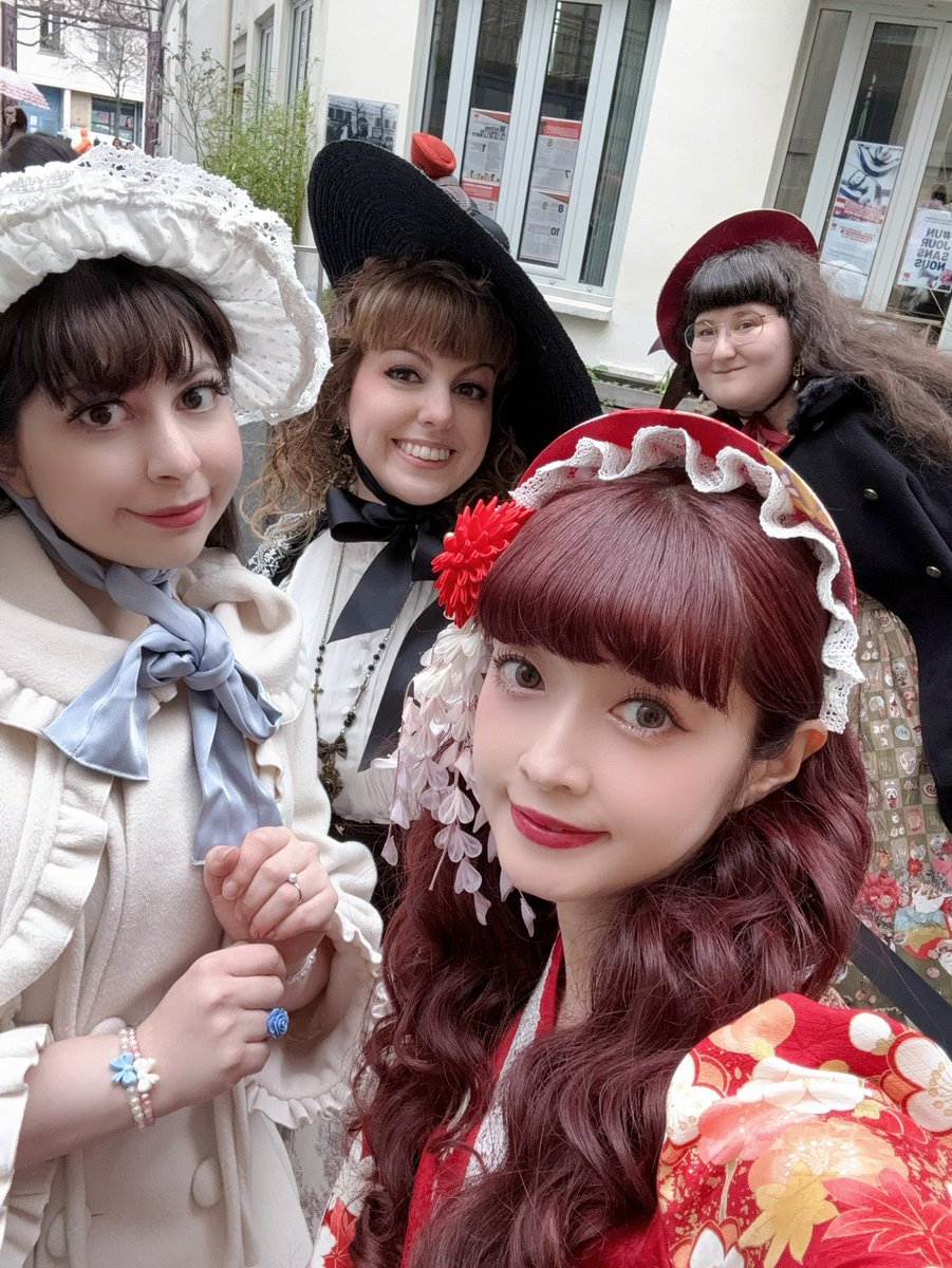 aokimisako's tweet image. パリコレ会場にいたロリータちゃんたちと♡何年かぶりの再会もあったり♡
しまむらさんコラボのトワルドジュイを着てくれてるパリロリータちゃんがいたり、
ニナスコラボもカワイイと言ってくれたり、美沙子コラボのものを海外でも着てもらえてる事がすごく嬉しかった♡