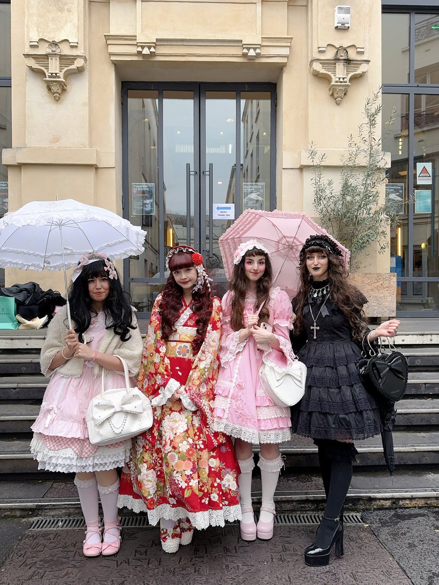 aokimisako's tweet image. パリコレ会場にいたロリータちゃんたちと♡何年かぶりの再会もあったり♡
しまむらさんコラボのトワルドジュイを着てくれてるパリロリータちゃんがいたり、
ニナスコラボもカワイイと言ってくれたり、美沙子コラボのものを海外でも着てもらえてる事がすごく嬉しかった♡