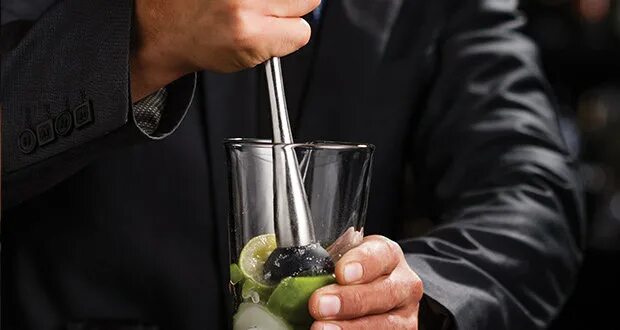 Bar_Teoria's tweet image. Método #Muddle.En el mundo de los cócteles, existe una técnica conocida como "muddling",que a menudo se refiere a métodos específicos de preparación de cócteles.Esta técnica implica triturar, machacar y aplastar trozos de frutas o hierbas utilizando una cuchara de bar o mortero.