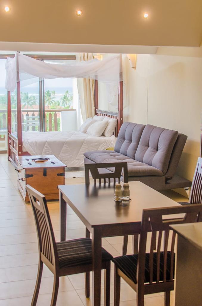 HolidayCoast's tweet photo. Beach front Studio apartment in Diani near Southern Palms Hotel

Has AC 
Beachfront 
Very clean and fully furnished
Very spacious 
Wi-Fi
Can host 2 pax comfortably
Very private and serene 
Has a swimming pool
Very relaxing atmosphere 

Ksh 9,000 per night https://t.co/9Ifwxt1AJW