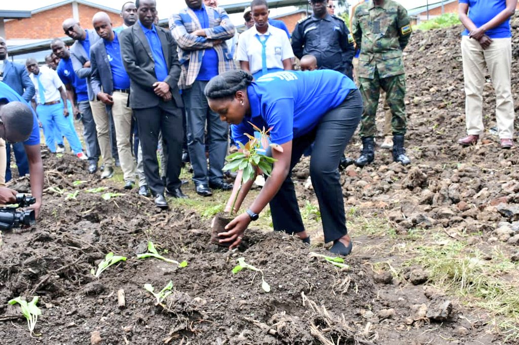MusanzeDistrict's tweet photo. ...buganisha kuri ejo heza ha Afurika idaheza". Uyu munsi wanaranzwe no gutera ibiti by' imbuto mu mirima y' iri shuli mu rwego rwo   guteza imbere imirire myiza y' abana ku mashuli; iki gikorwa cyakozwe n' abayobozi banyuranye barangajwe imbere na Minisitiri @ClaudetteIrere . https://t.co/J0ij6321Dc