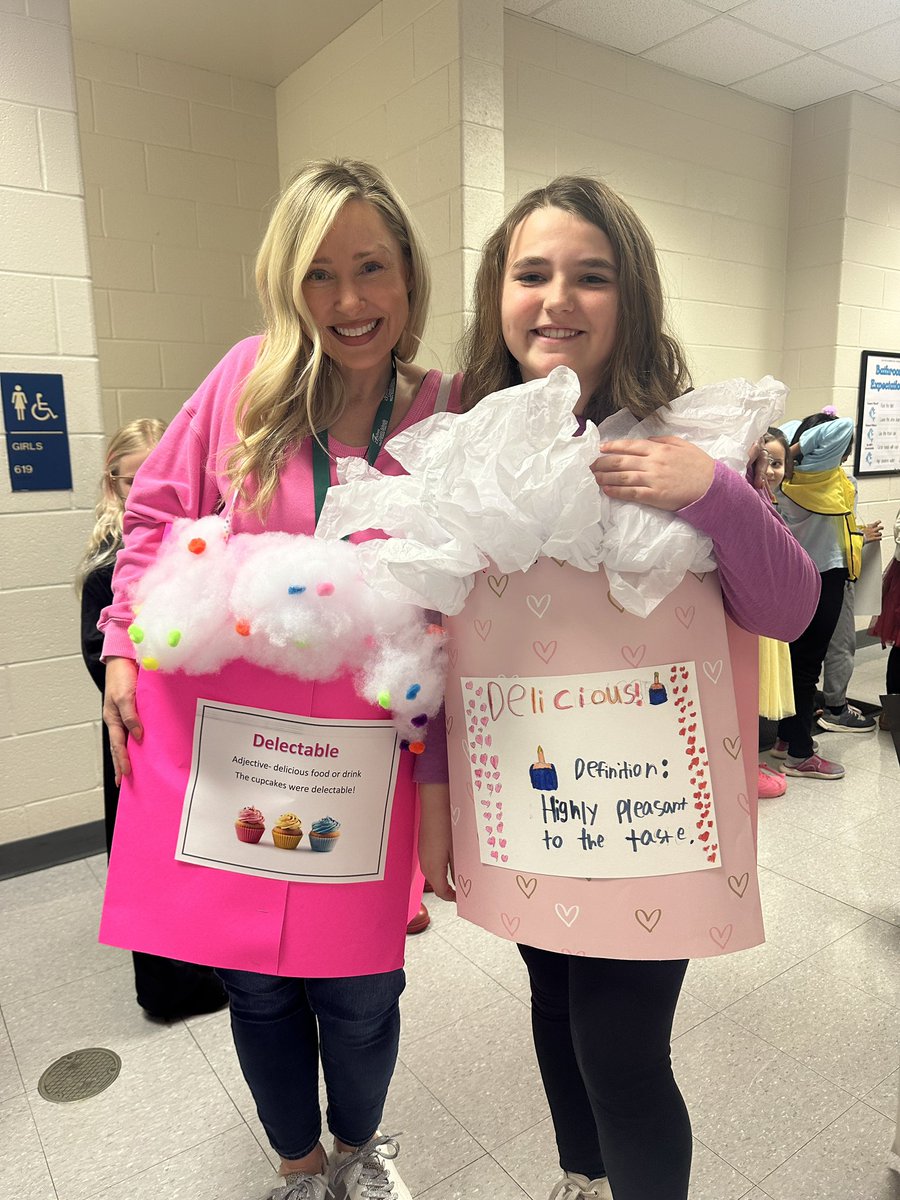 Twinning synonyms at the vocabulary parade 🩷🧁 <a href="/DolvinES/">Dolvin ES</a> #dolvincredible