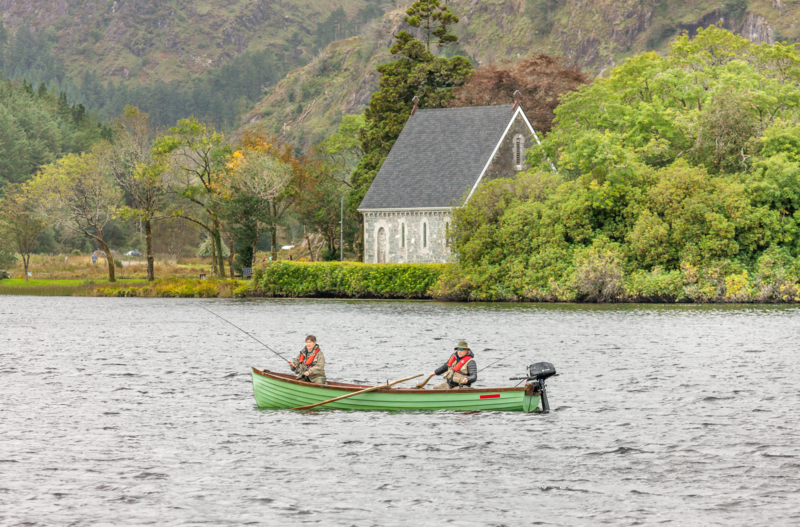 Gougane Barra is a picturesque valley and forested area located in Co Cork. At the valley's centre is this tranquil lake which reflects the beauty of its surroundings. 🏞️🌊🚣🏻