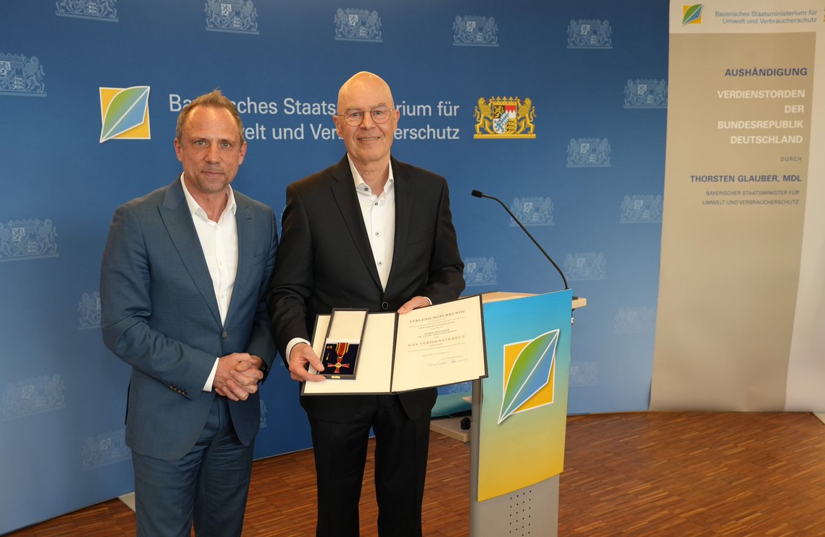 Das #Bundesverdienstkreuz für unseren Aufsichtsratsvorsitzenden 😍👏🎖️ Wir gratulieren Franz-Theo Gottwald zur höchsten Auszeichnung für sein außergewöhnliches #Engagement für #Umweltschutz, #Tierschutz & #Verbraucherschutz @bauernschloss @tierschutz_bund @BAUMeV