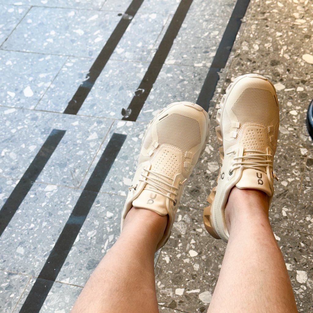 koyykois's tweet photo. ยืนยันอีกเสียงว่า Oncloud คือใส่สบายจริง วันนึงเดินไปสิบๆโล คือไม่กัดเท้า นิ่มมากกก แล้วไม่ต้องมานั่งผูกเชือกรองเท้า สวมได้เลย แล้วชีใส่เข้ากับทุกชุดจริง ใส่สบายเหมือนเดินบนเมฆสมชื่อ https://t.co/TRrz8o8RQA