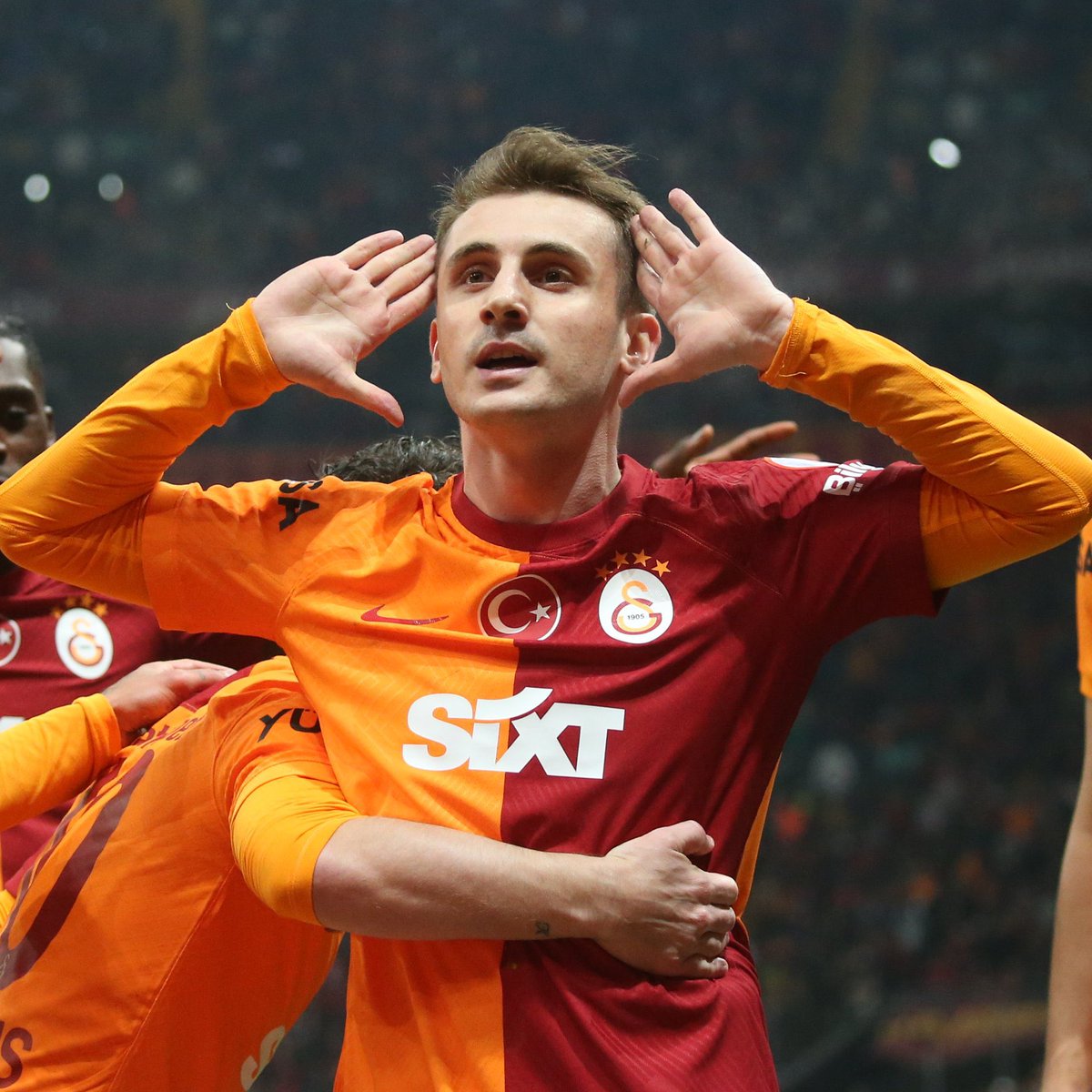 Dün akşam maçtan sonra geç saatlerde Kerem Aktürkoğlu’nun bir trafik magandasıyla yaşadığı olayı “Galatasaray taraftarı Kerem’e saldırdı” diyerek servis eden suyun karşı yakasının gayri meşru çocuklarının algı oluşturma konusunda hiçbir ahlak, etik utanma duygusu taşımadığı bir