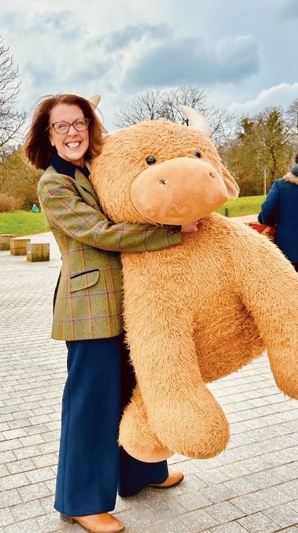 ⁦⁦@meetglasgow⁩ What a ‘coo’ - much closer than I get to the real Highland Cows⁩ ⁦⁦at Pollok Park ⁦@GlasgowCC⁩ And yes, I did have to give her back to the great ⁦@burrellcollect⁩ team! ⁦@GlasgowTourism⁩