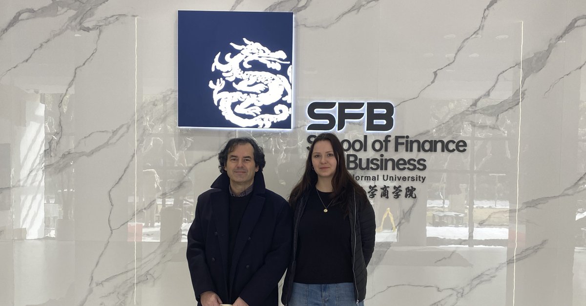 Après une visite à <a href="/MeijiGakuinUniv/">明治学院大学</a> et <a href="/Chiba_Univ_PR/">千葉大学広報</a> au Japon, notre Directeur Adjoint, Grégory Wegmann, est en Chine à l'Université Normale de Shanghai. Le voici avec Alexandra, étudiante en L2 Gestion, parcours international, en #mobilité dans cette université.