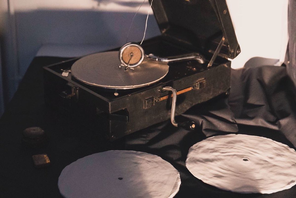 Throwback to my interactive sound installation Brève Anti-histoire des Sons Trouvés at @citedesartsparis last year.

Thanks to everyone who popped by, played, touched, explored, and listened.
