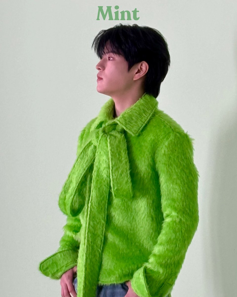 mintmag_th's tweet photo. เขียวเด่น! #MintReports ส่งภาพฟร้อนท์โรว์ลุคของหนุ่ม #Seungmin #StrayKids ขณะร่วมชมแฟชั่นโชว์ LOEWE Fall Winter 2024 Women’s Runway Show ณ ปารีส ฝรั่งเศส 💚 

#SEUNGMINxLOEWE  
#LOEWE 
#LOEWEFW24 
#MintMagTH https://t.co/HAD8CYjEX2
