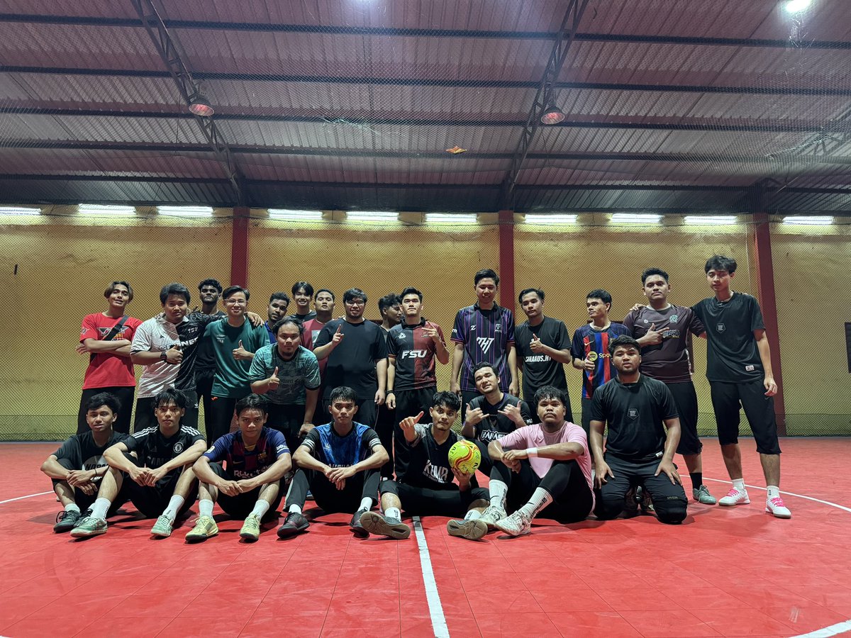 hazmi_nabil_'s tweet image. Santai Futsal MKM KUIS

Futsal bersama rakan-rakan mahasiswa KUIS di Futsal MG2 Teras Jernang malam semalam. Adalah “tertomoih” sedikit. 

Macam mana pun, masih Man of The Match!

#gettingthingsdone 
#msiswakeadilan