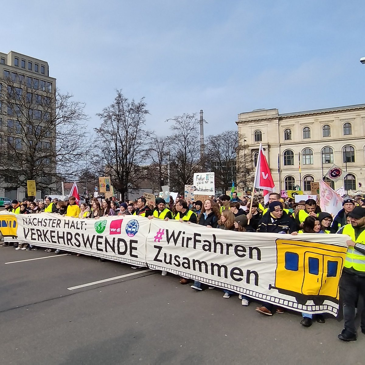 Berlin demonstriert. #wirfahrenzusammen #klimastreik #berlin