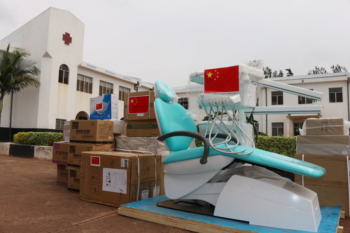 Today, the Chinese medical team to Rwanda donated a batch of medical equipment to @KibungoH to boost service delivery. Hospital’s Director General Dr. Gahima John commended the Chinese government for such a support which will contribute to healthcare improvement. @rwandahealth
