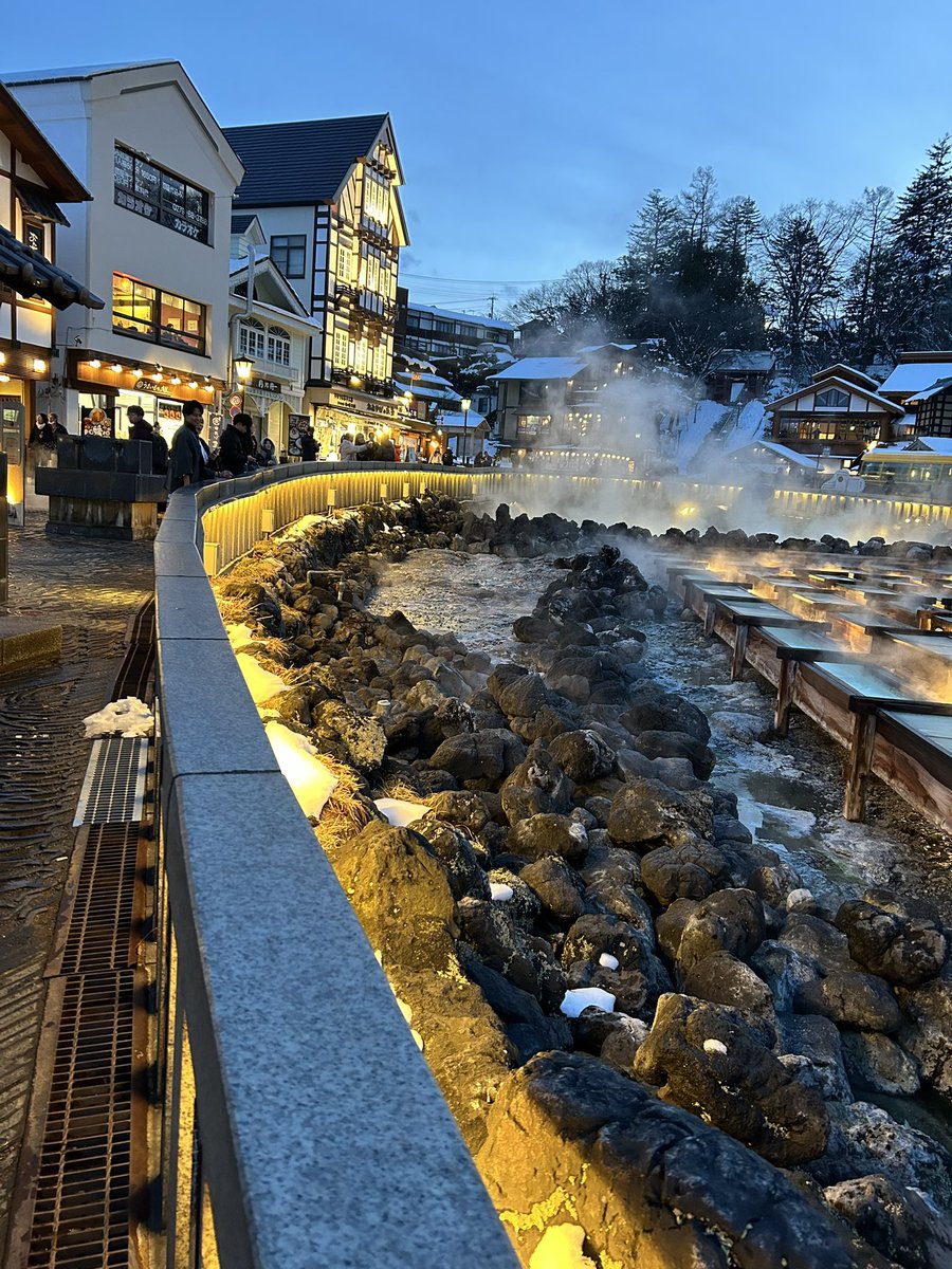 草津〜よいとこ 一度は〜おいで ア ドッコイショ！ これぞ温泉！という硫黄の匂いに包まれてます♨️ 今宵は草津温泉♨️♨️