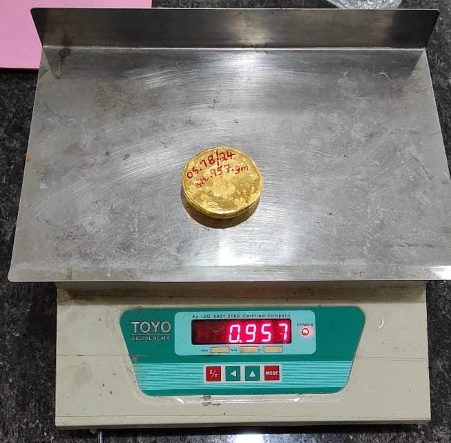 This week Customs Officers in TVM Zone thwarted 15 smuggling attempts, seizing approximately 8.5 kilos of gold valued at Rs. 4.97 crores. Indian Customs remains determined to safeguard our economic borders at all costs. #IndianCustomsAtWork @cbic_india @PIB_India