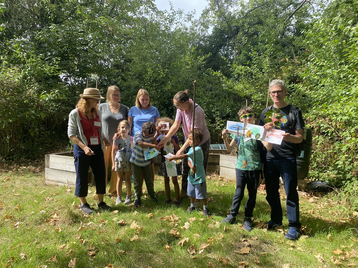 Last places! The much-loved FREE FAMILY ParkBathe is back this Sun at 1.30pm in Crystal Palace Pk!

The ☔️is stopping! Parents enjoy a guided relaxing, Forest Bathing session while…

FACILITATORS LOOK AFTER THE KIDS… at their own nature art session 🌳 

tinyurl.com/yc35a4vc