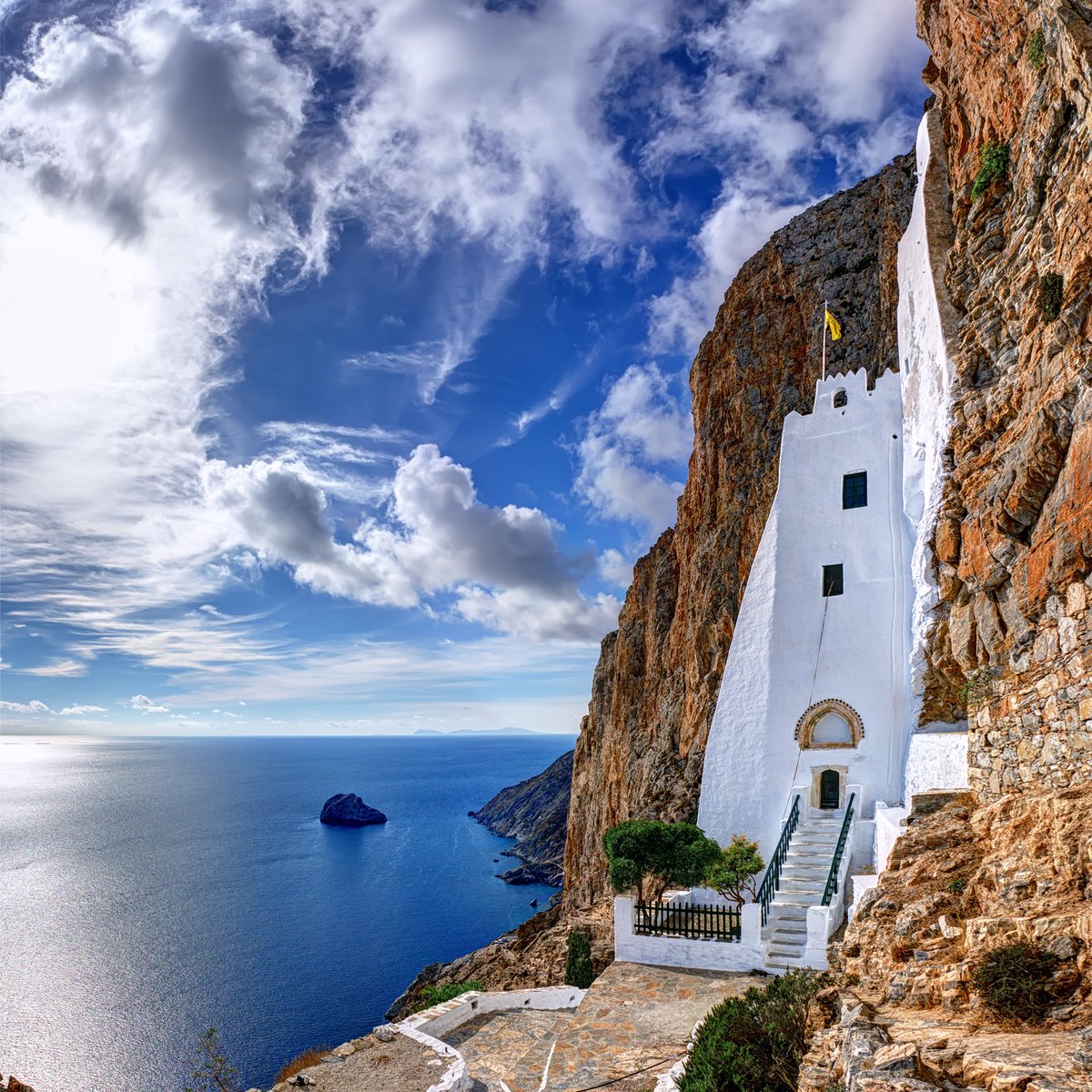 Did you know? 🌅 #Amorgos #Island boasts the stunning monastery of Panagia Hozoviotissa, carved into a cliffside! Explore this hidden gem for breathtaking views and centuries of history. 🏞️ #VisitGreece visitgreece.gr/islands/cyclad…