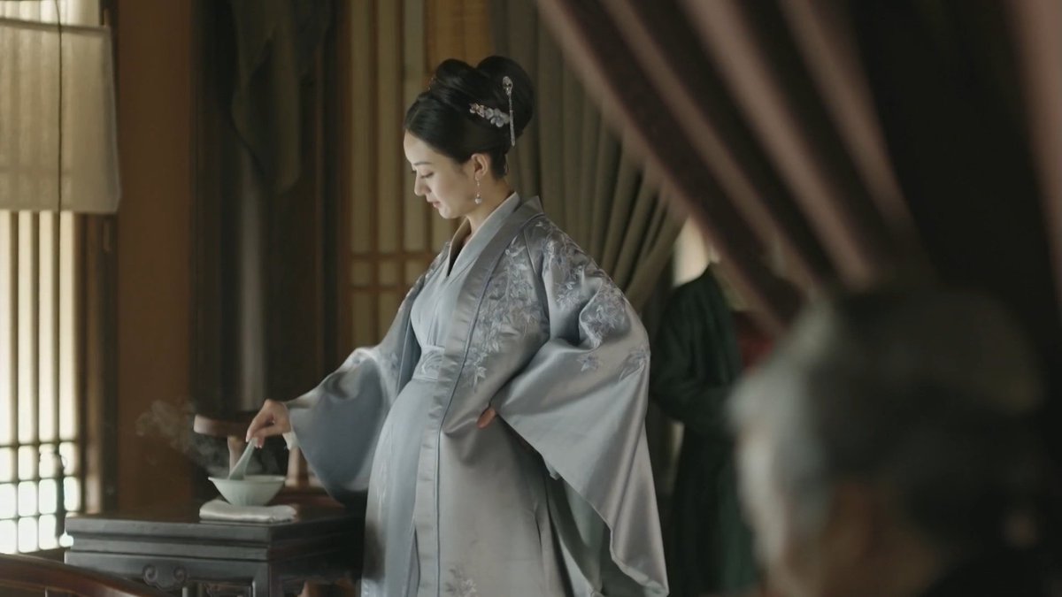 wise, calm, calculating — her quiet confidence shows everytime she solves the problems of the household. remember when she stepped up with a sword while pregnant to save her friend

sheng minglan is a crowd’s favorite role model for a reason 🫶

#womenincdrama #thestoryofminglan